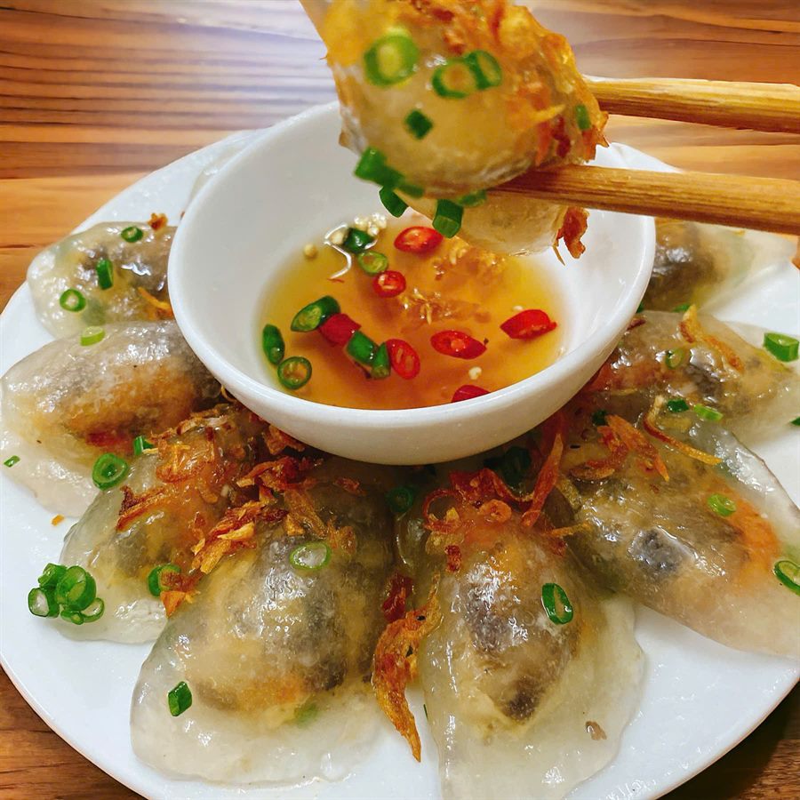 Đĩa bánh bột lọc Quảng Bình nóng hổi rắc hành phi, chấm nước mắm ớt