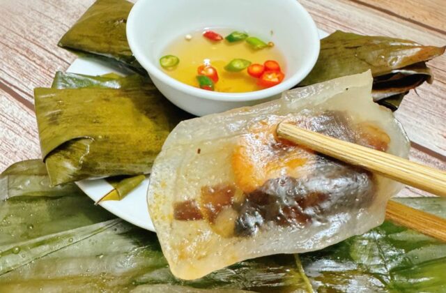 Bánh bột lọc lá Quảng Bình – gói lá chuối, hấp nóng, nhân tôm thịt
