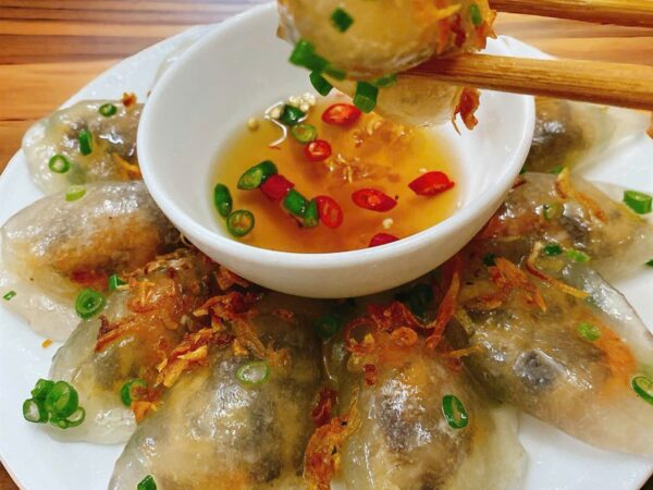Đĩa bánh bột lọc trần Quảng Bình vỏ trong dai mềm, rắc hành phi vàng ruộm