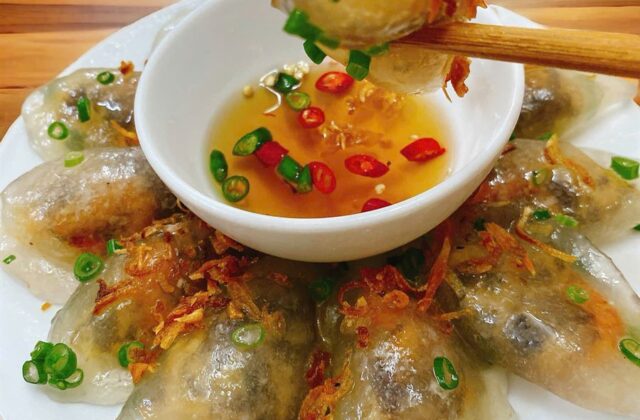 Bánh bột lọc trần Quảng Bình – vỏ trong dai mềm, rắc hành phi