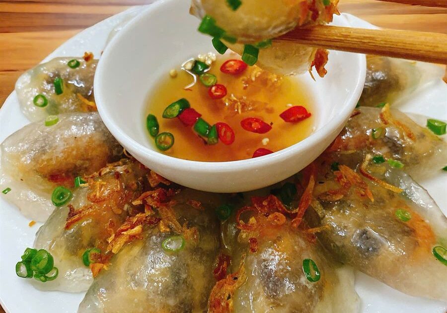 Bánh bột lọc trần Quảng Bình – vỏ trong dai mềm, rắc hành phi