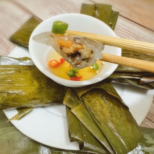 Bánh lọc lá chấm bát nước mắm ớt tươi pha tại quán