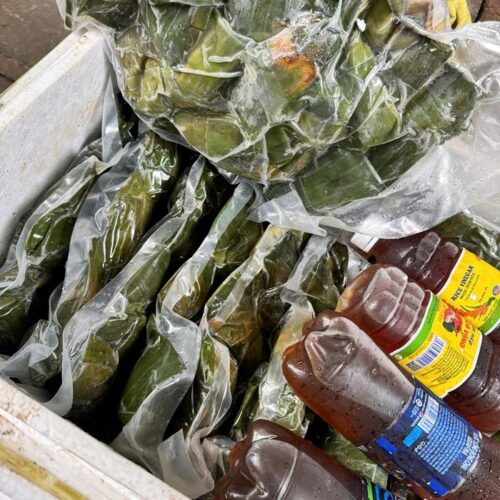 Bánh lọc lá hút chân không xếp thùng xốp gửi đi tỉnh